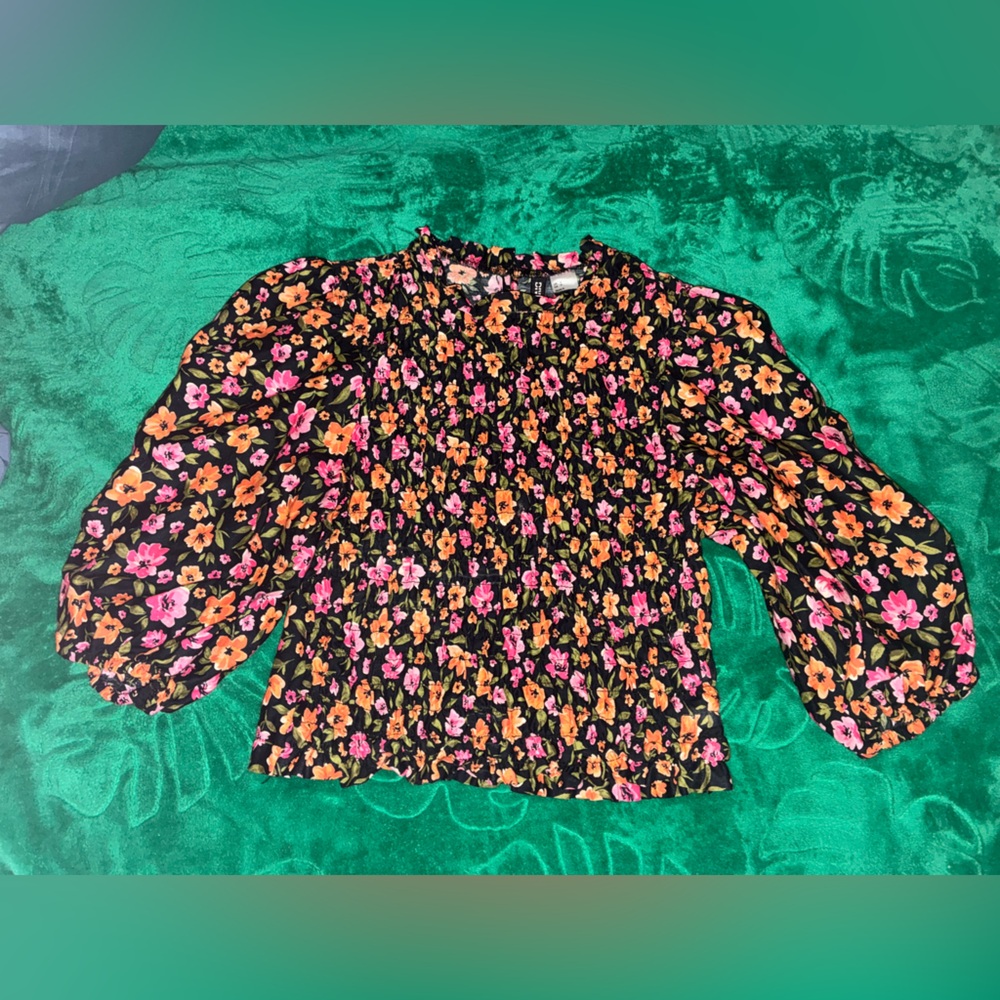 Divided puffy sleeve smocked floral peasant blouse size S